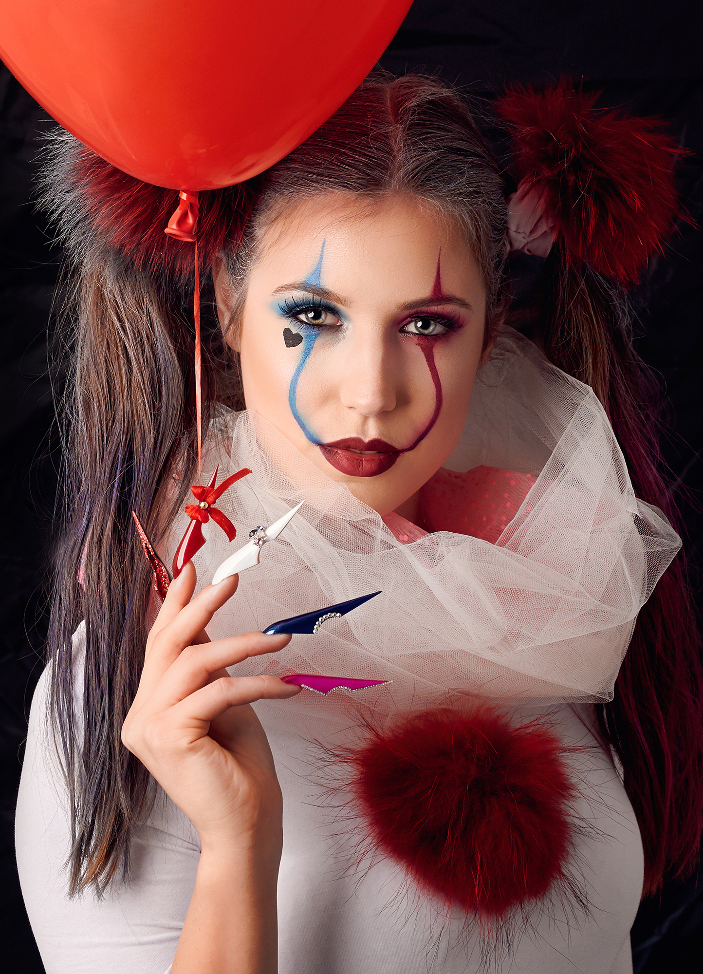 Kreativni beauty portret Lare z izrazito manikuro