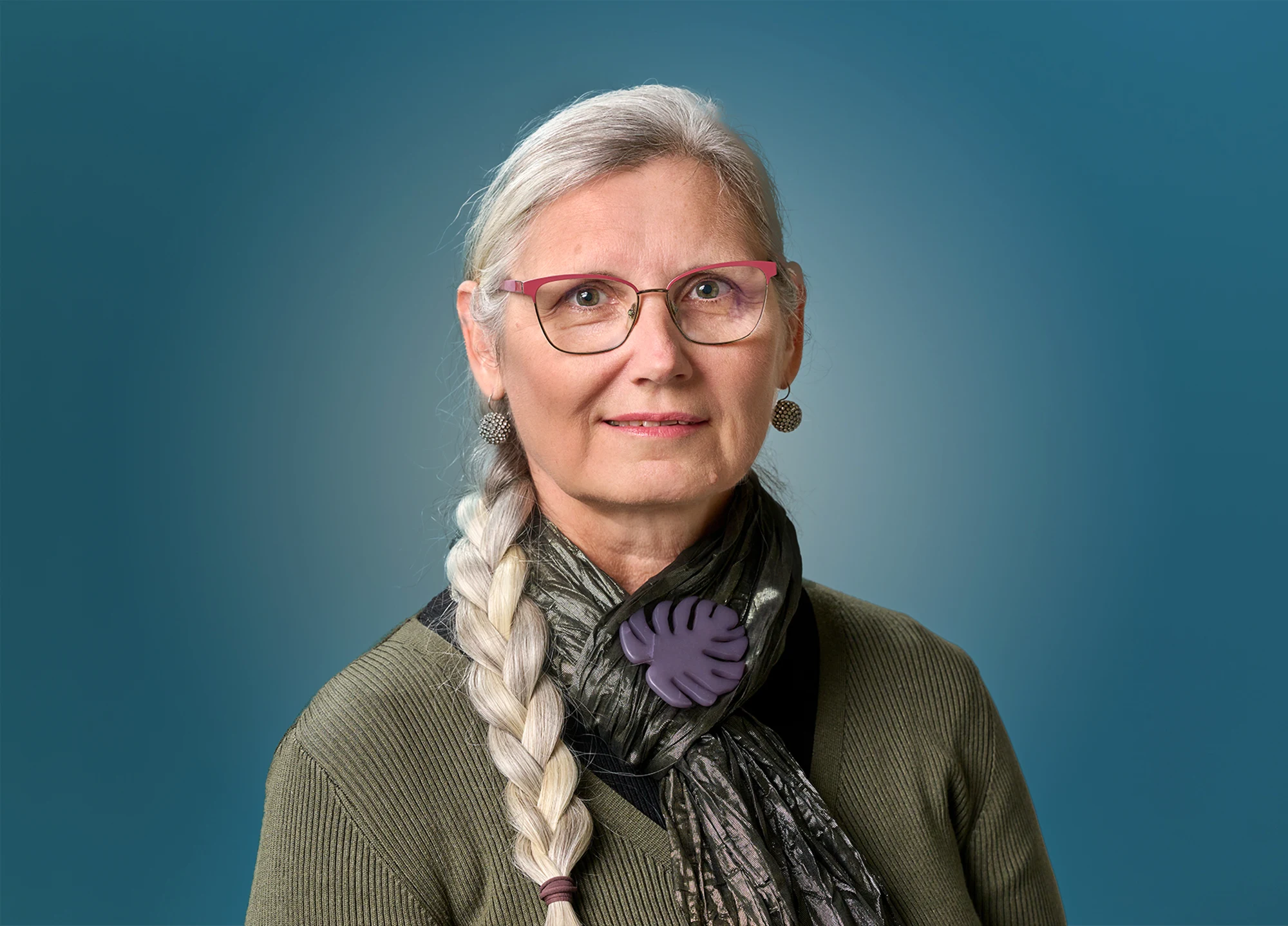 Studijski poslovni portret ženske na modrem ozadju